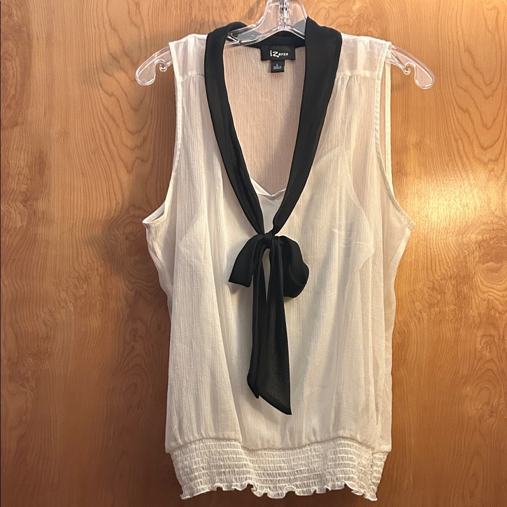 Iz Byer Women's Black and White Sleeveless Blouse